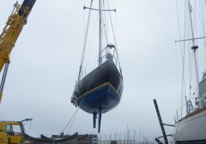 Wauzquiez 45 Centurion, lifting on the Boatyard for teak deck refitting