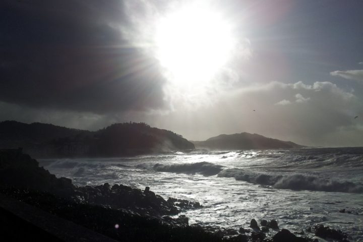 Olas rompiendo en Bayona en invierno