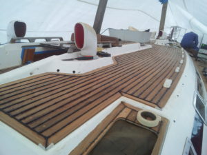 Refit of the decks of a Wauzquiez 45, caulking plank seams