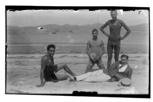 Los protagonistas unos años antes de la construcción del MIÑOCA en 1912 en la Playa de Coya.
